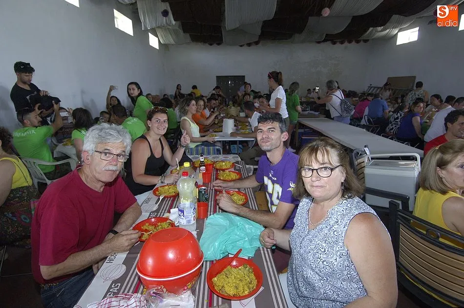 Foto 8 - Los vecinos de Robleda dan buena cuenta de una paella gigante  