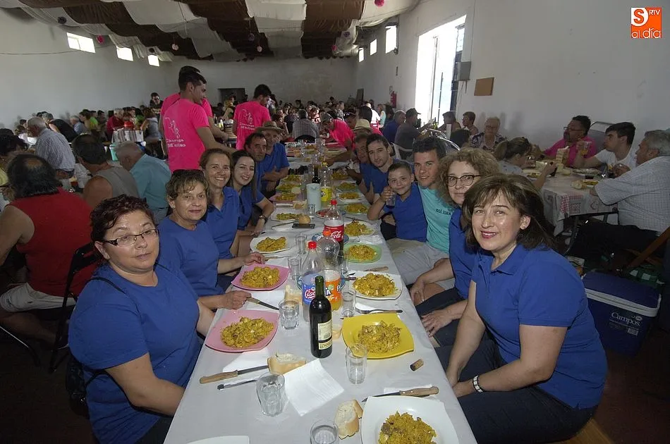 Foto 4 - Los vecinos de Robleda dan buena cuenta de una paella gigante  