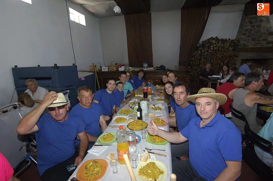 Foto 3 - Los vecinos de Robleda dan buena cuenta de una paella gigante  