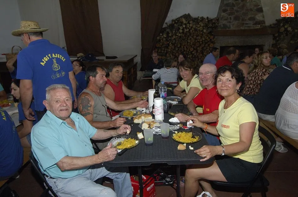 Foto 2 - Los vecinos de Robleda dan buena cuenta de una paella gigante  