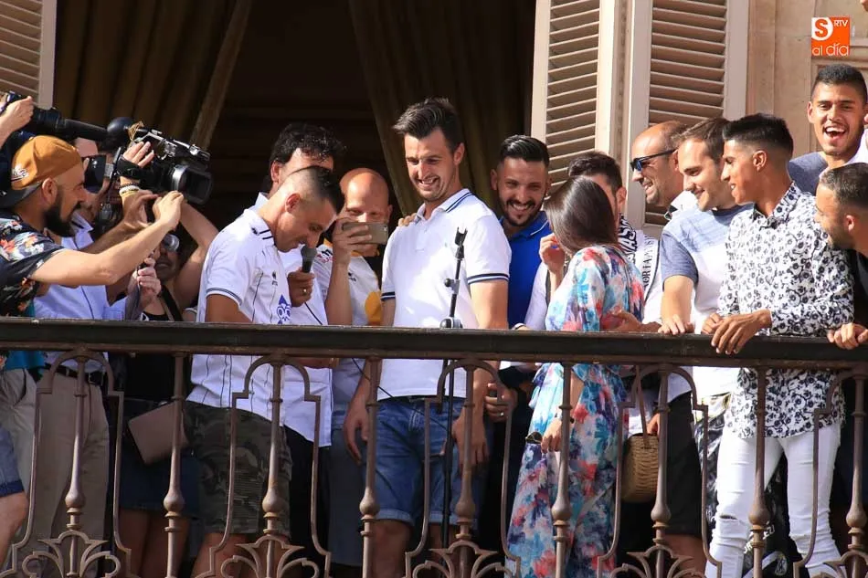 Foto 9 - &lsquo;Piojo&rsquo; aprovecha la recepci&oacute;n en el Ayuntamiento para pedirle a su novia que se case con &eacute;l  