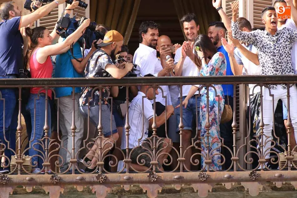 Foto 8 - &lsquo;Piojo&rsquo; aprovecha la recepci&oacute;n en el Ayuntamiento para pedirle a su novia que se case con &eacute;l  