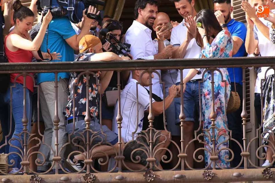 Foto 7 - &lsquo;Piojo&rsquo; aprovecha la recepci&oacute;n en el Ayuntamiento para pedirle a su novia que se case con &eacute;l  