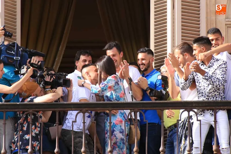 Foto 6 - &lsquo;Piojo&rsquo; aprovecha la recepci&oacute;n en el Ayuntamiento para pedirle a su novia que se case con &eacute;l  