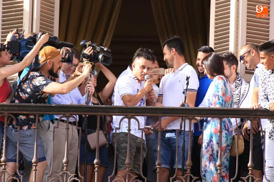 Foto 5 - &lsquo;Piojo&rsquo; aprovecha la recepci&oacute;n en el Ayuntamiento para pedirle a su novia que se case con &eacute;l  