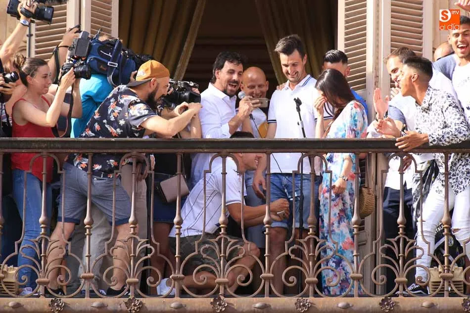 Foto 4 - &lsquo;Piojo&rsquo; aprovecha la recepci&oacute;n en el Ayuntamiento para pedirle a su novia que se case con &eacute;l  