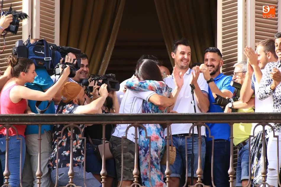 Foto 3 - &lsquo;Piojo&rsquo; aprovecha la recepci&oacute;n en el Ayuntamiento para pedirle a su novia que se case con &eacute;l  