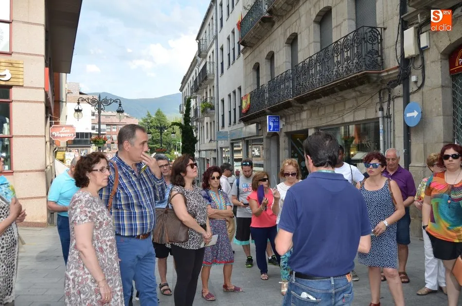 Foto 8 - Cerca de un centenar de personas participan en la nueva ruta urbana de B&eacute;jar  