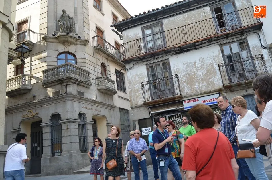Foto 7 - Cerca de un centenar de personas participan en la nueva ruta urbana de B&eacute;jar  