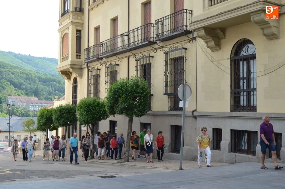 Foto 6 - Cerca de un centenar de personas participan en la nueva ruta urbana de B&eacute;jar  