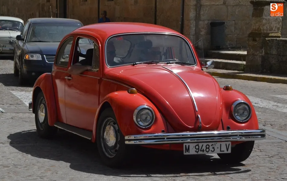 Un grupo de coches antiguos, liderado por varios Seat 600, visita Miróbriga  