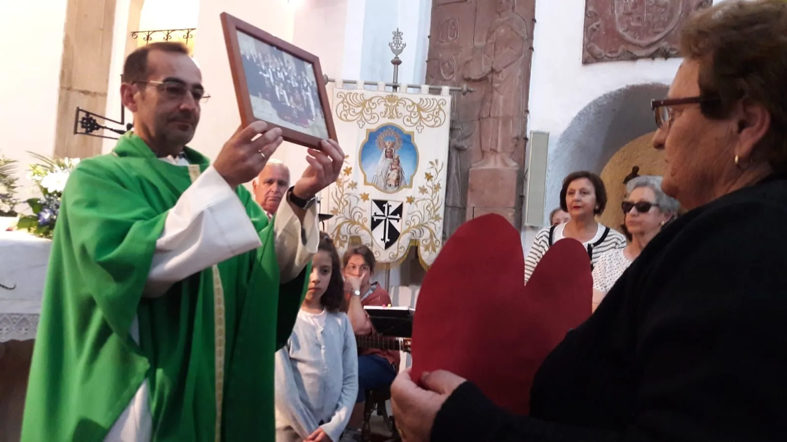 Foto 6 - M&aacute;s de 100 personas participan en una convivencia de feligreses del Campo Charro  