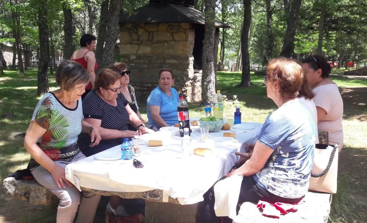 Foto 3 - M&aacute;s de 100 personas participan en una convivencia de feligreses del Campo Charro  