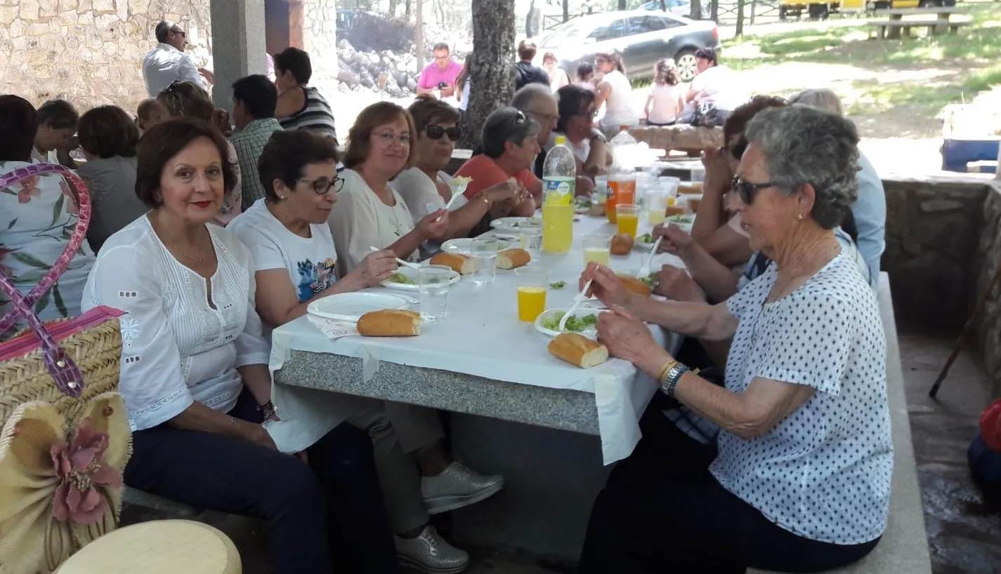 Más de 100 personas participan en una convivencia de feligreses del Campo Charro  