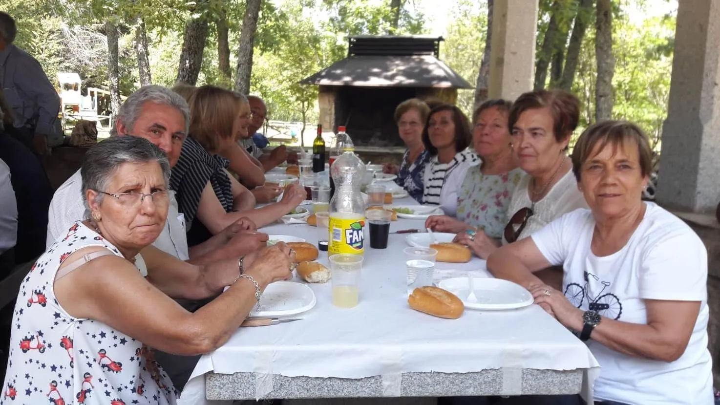 Foto 4 - M&aacute;s de 100 personas participan en una convivencia de feligreses del Campo Charro  