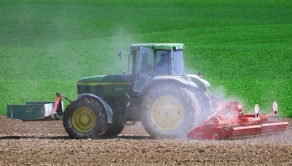 Un agricultor realiza labores de labranza en su tractor. Foto: Ciudad Rodrigo Al Día