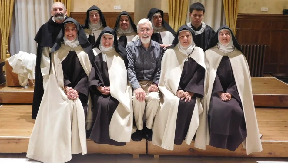 DEnis Rafter junto a las integrantes del grupo de teatro Lazarillo de Tormes
