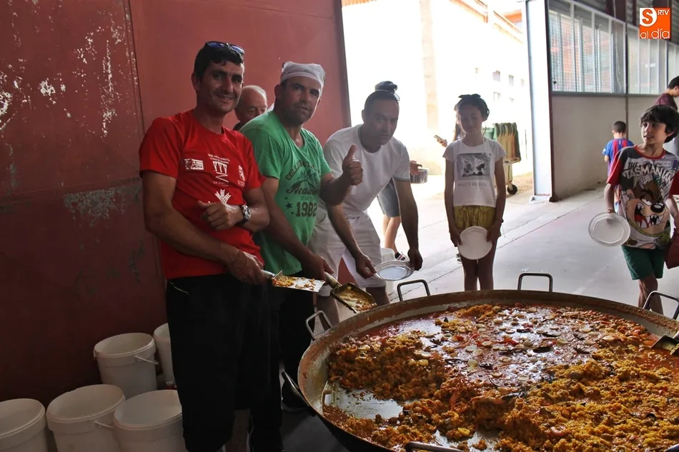 Foto 7 - Una rica paella re&uacute;ne a vecinos y amigos en Valverd&oacute;n
