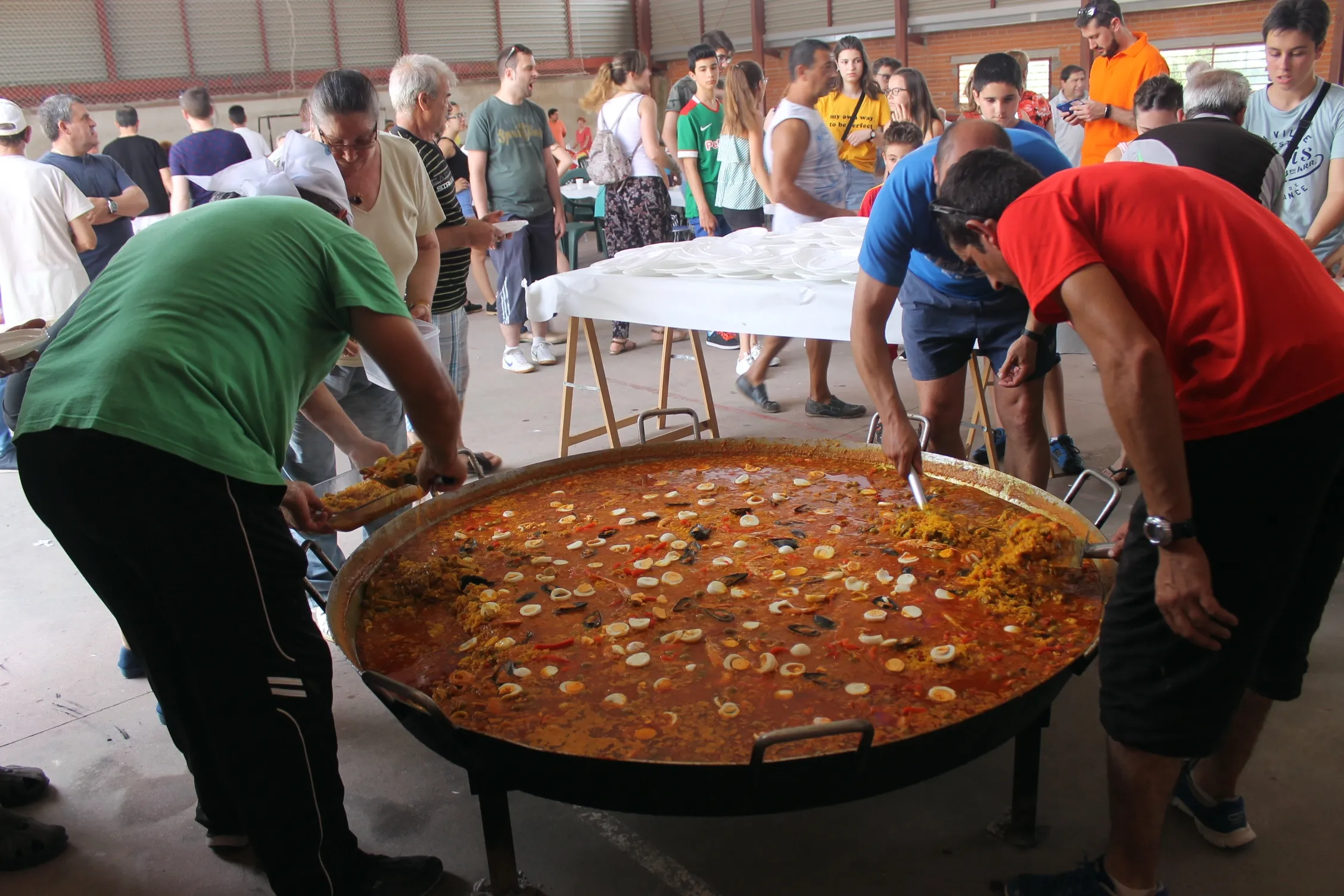 Foto 10 - Una rica paella re&uacute;ne a vecinos y amigos en Valverd&oacute;n