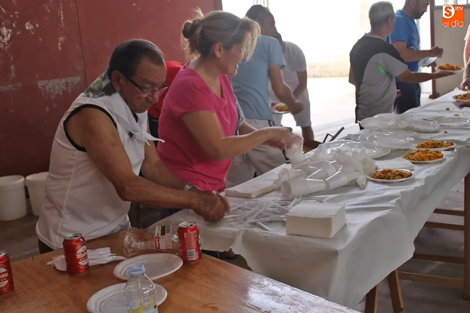 Foto 6 - Una rica paella re&uacute;ne a vecinos y amigos en Valverd&oacute;n