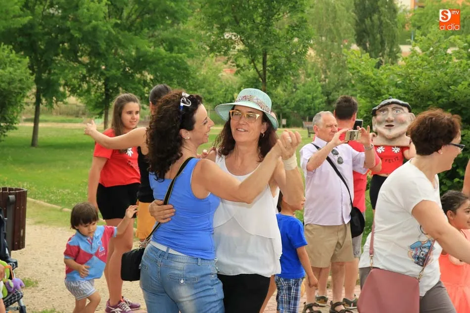 Foto 11 - Los cabezudos recorren el Parque Huerta Otea en una divertida tarde al ritmo de la m&uacute;sica  
