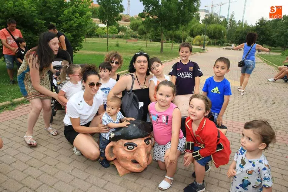 Foto 6 - Los cabezudos recorren el Parque Huerta Otea en una divertida tarde al ritmo de la m&uacute;sica  