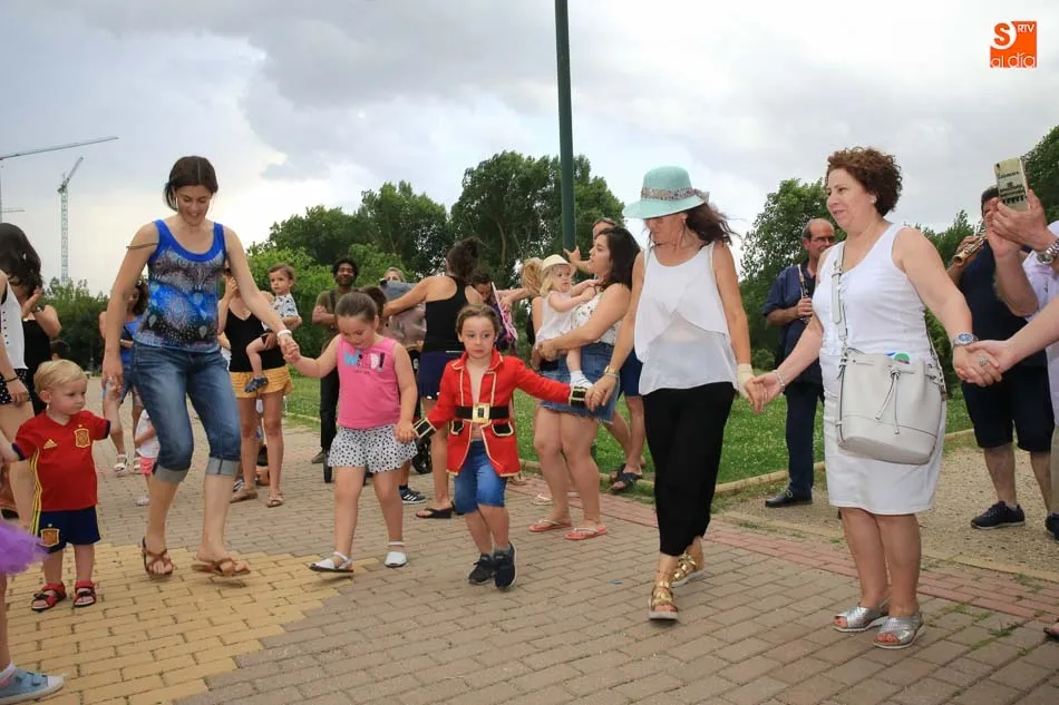 Foto 4 - Los cabezudos recorren el Parque Huerta Otea en una divertida tarde al ritmo de la m&uacute;sica  