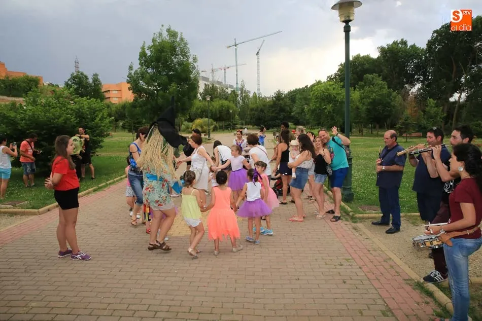 Foto 2 - Los cabezudos recorren el Parque Huerta Otea en una divertida tarde al ritmo de la m&uacute;sica  