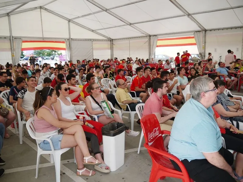 Foto 11 - Los salmantinos no fallan a su cita para ver a la Selecci&oacute;n disputar el encuentro contra Marruecos ...