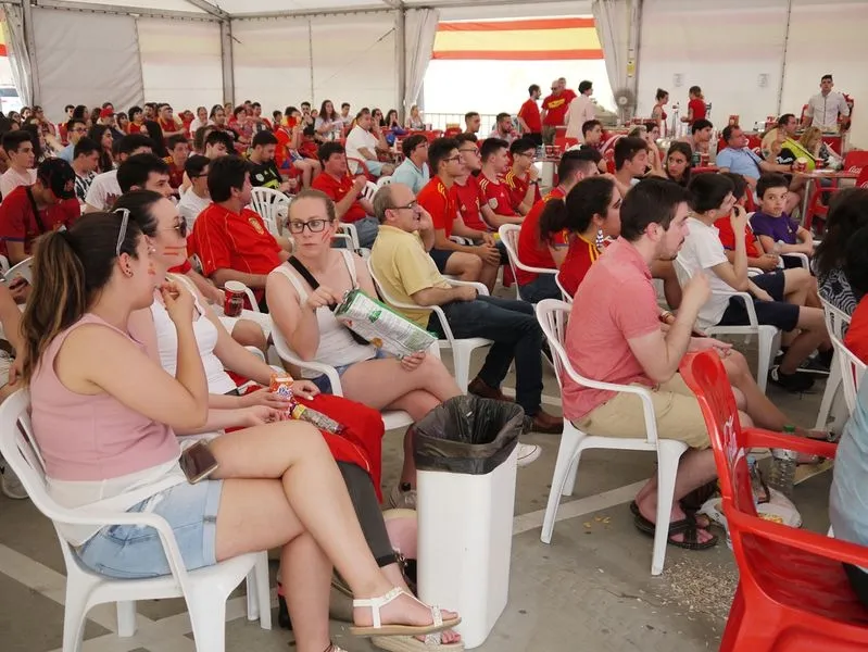 Foto 10 - Los salmantinos no fallan a su cita para ver a la Selecci&oacute;n disputar el encuentro contra Marruecos ...