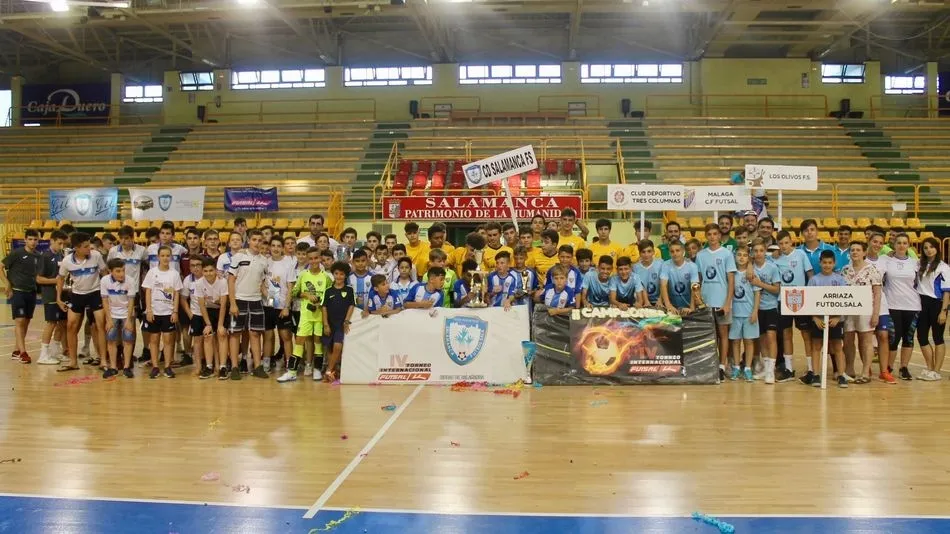 Foto de familia de los participantes y ganadores.