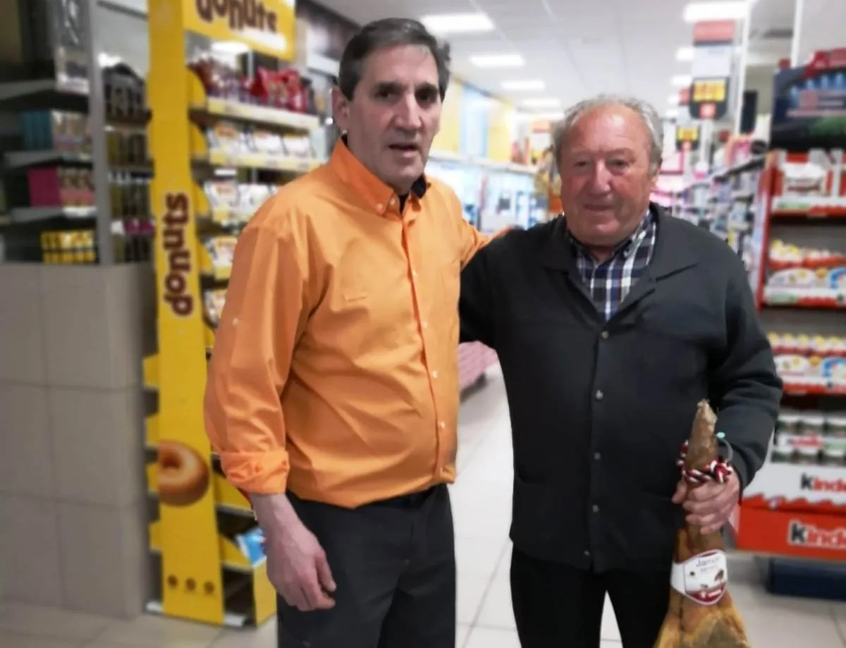 Foto 2 - Un jam&oacute;n bajo el brazo con Unide Market de Supermercados Cosme