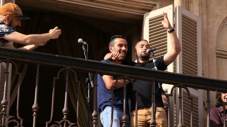 Chuchi, con Cristo, en la recepción, en el balcón del Ayuntamiento. Foto: Alberto Martín