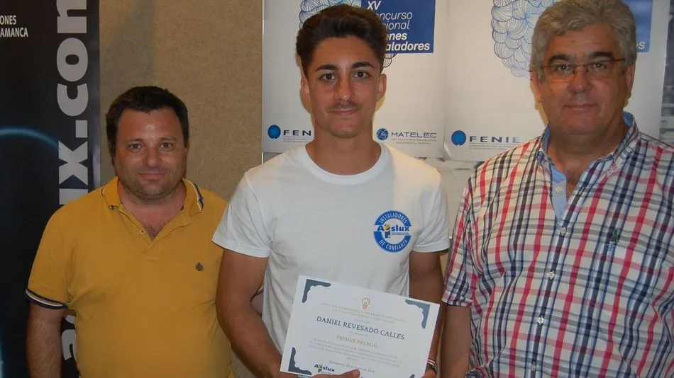 Daniel Revesado (centro), alumno del Grado Superior de Sistemas Electrónicos y Automáticos del Colegio Salesiano San José / Foto: PYME