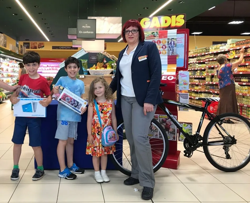 La compañía ha obsequiado con tres regalos (una bicicleta, una tablet y una cámara de fotos).