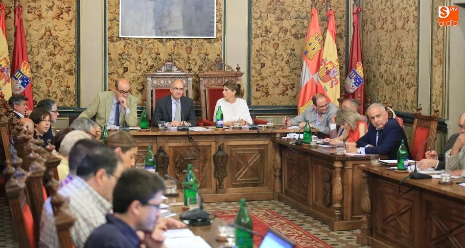 Un momento del pleno ordinario celebrado en la Diputación de Salamanca. Foto: Alberto Martín