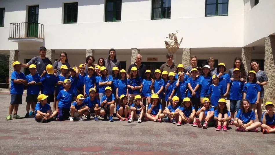 Foto 2 - El diputado de deportes visita a los participantes del campamento de Saucelle