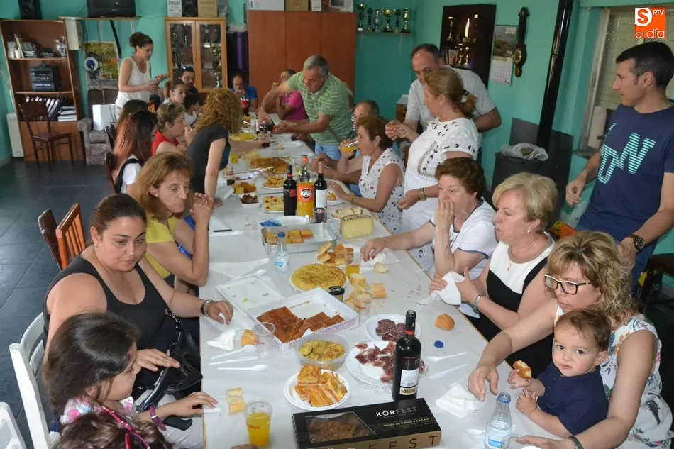 Foto 2 - El taller de baile charro de la AVV de la Avenida de Espa&ntilde;a despide el curso con una merendola  
