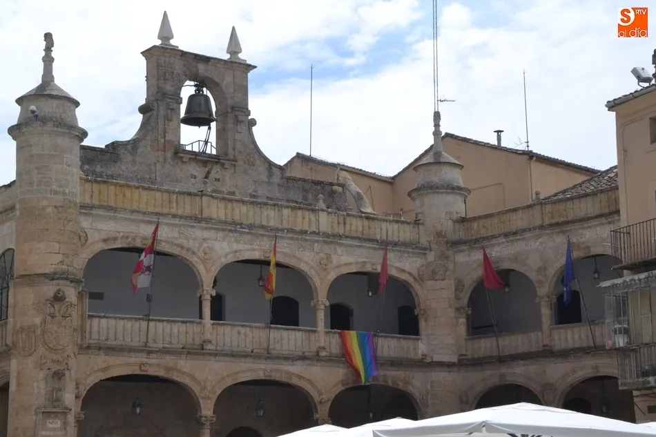 Foto 2 - La bandera arco&iacute;ris luce un a&ntilde;o m&aacute;s en la balconada de la Casa Consistorial  