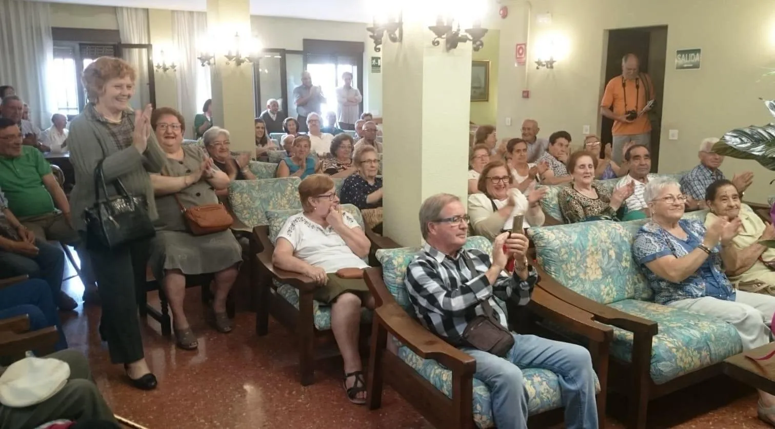 Foto 2 - El Centro de Mayores rinde homenaje a su ya exdirectora Pilar L&oacute;pez Bourio  
