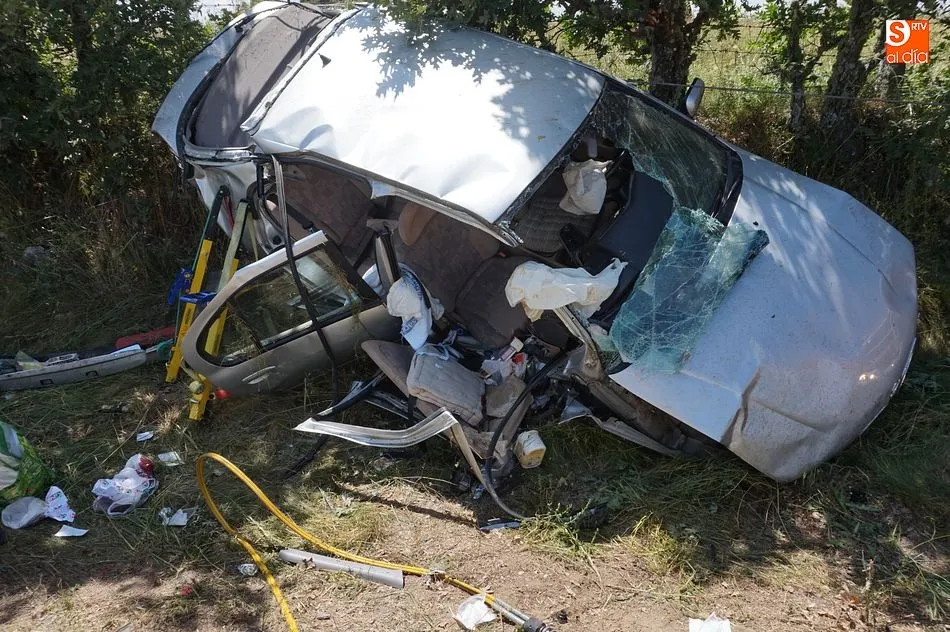 Foto 9 - Una mujer queda atrapada en su veh&iacute;culo en un accidente entre Frades y Endrinal