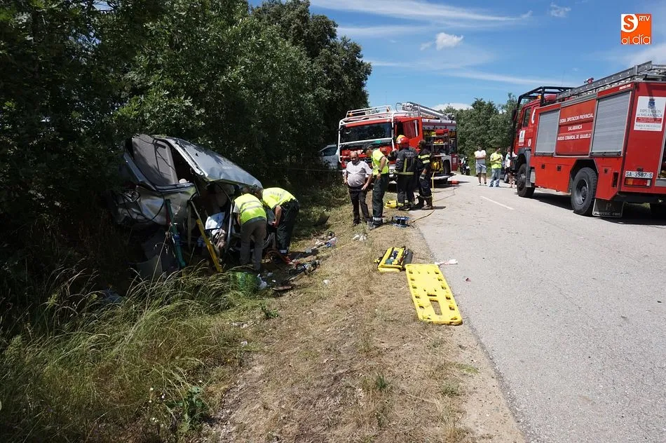 Foto 8 - Una mujer queda atrapada en su veh&iacute;culo en un accidente entre Frades y Endrinal