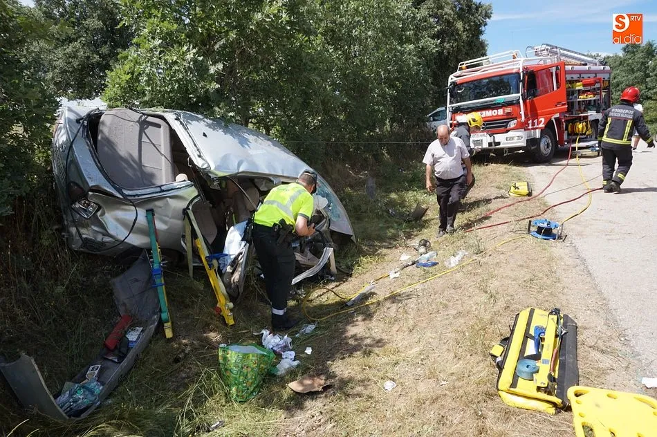 Foto 7 - Una mujer queda atrapada en su veh&iacute;culo en un accidente entre Frades y Endrinal
