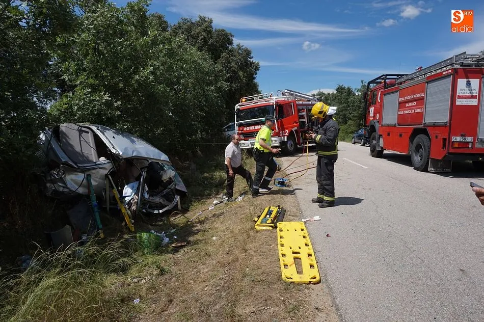Foto 6 - Una mujer queda atrapada en su veh&iacute;culo en un accidente entre Frades y Endrinal