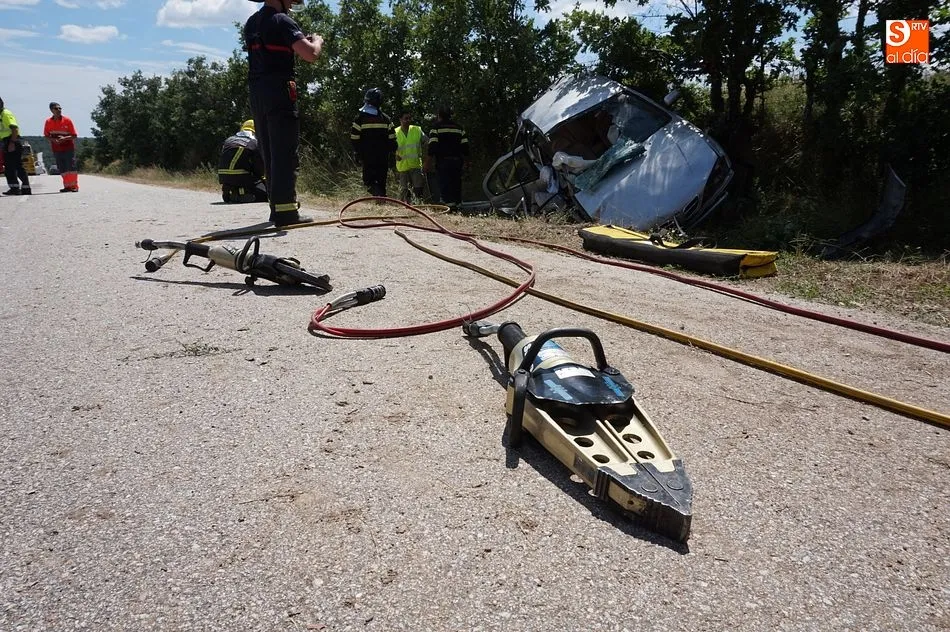 Foto 11 - Una mujer queda atrapada en su veh&iacute;culo en un accidente entre Frades y Endrinal