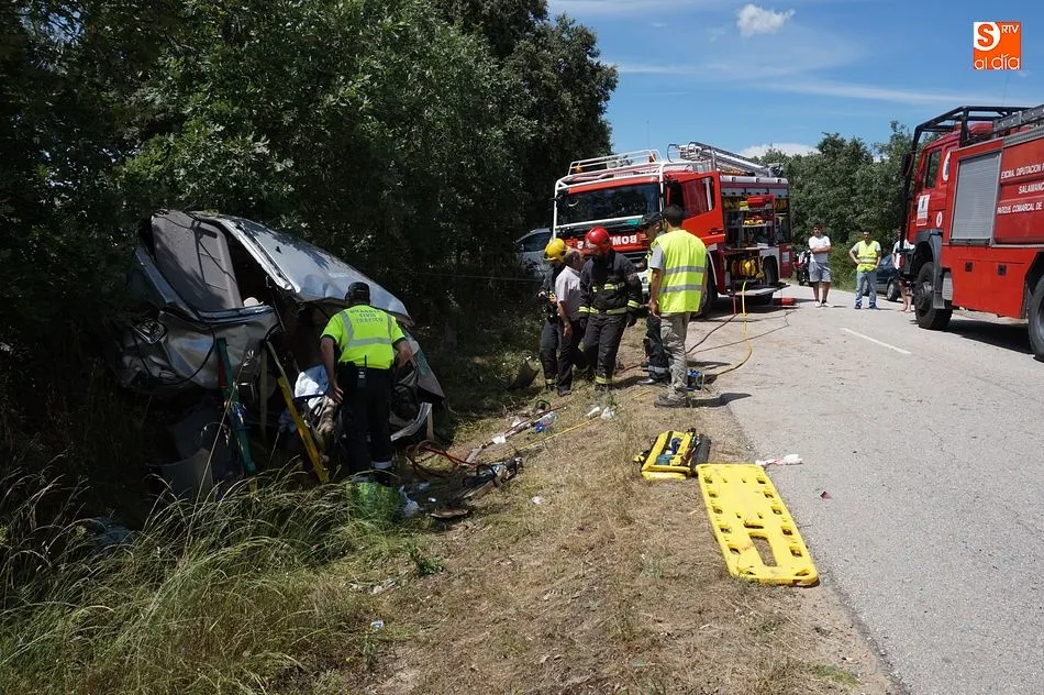 Foto 5 - Una mujer queda atrapada en su veh&iacute;culo en un accidente entre Frades y Endrinal