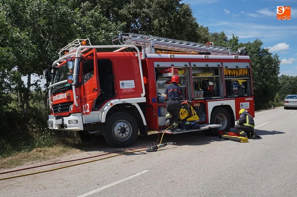 Foto 4 - Una mujer queda atrapada en su veh&iacute;culo en un accidente entre Frades y Endrinal