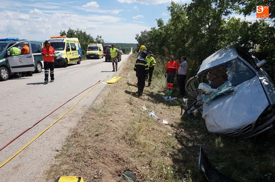 Foto 10 - Una mujer queda atrapada en su veh&iacute;culo en un accidente entre Frades y Endrinal