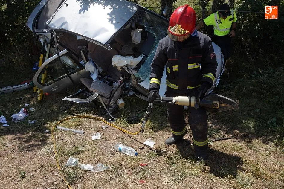 Foto 3 - Una mujer queda atrapada en su veh&iacute;culo en un accidente entre Frades y Endrinal
