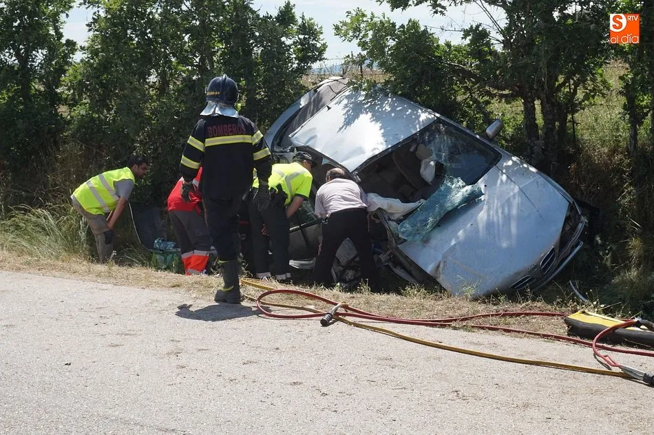 Foto 2 - Una mujer queda atrapada en su veh&iacute;culo en un accidente entre Frades y Endrinal